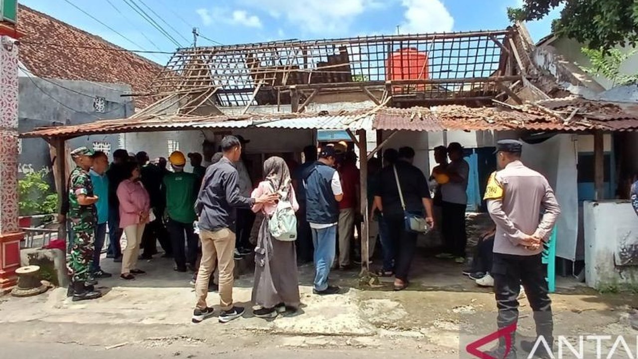 Pemerintah Kota Kediri mengapresiasi partisipasi masyarakat dalam memperbaiki rumah warga kurang mampu, kolaborasi berbagai pihak tingkatkan kualitas hidup warga.