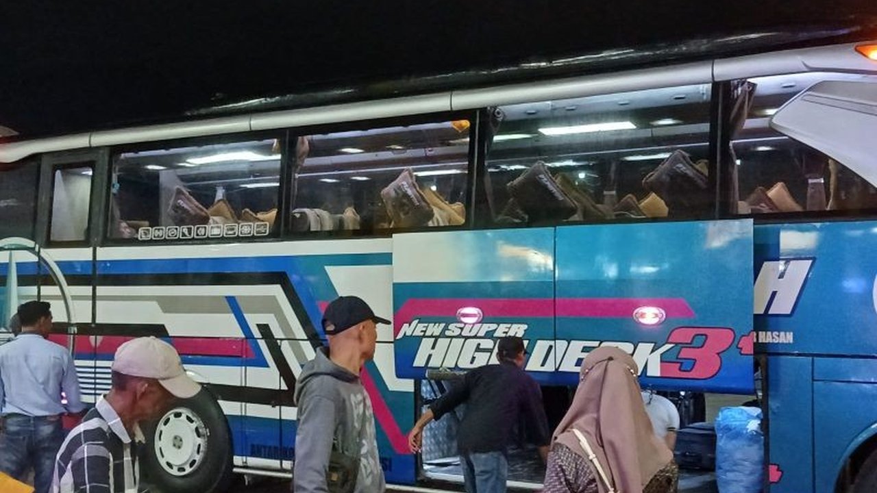 Pemerintah Aceh menyediakan program mudik gratis Idul Fitri 1446 H untuk 16 rute darat dari Banda Aceh, dengan pendaftaran online dibuka hingga 23 Maret 2025.