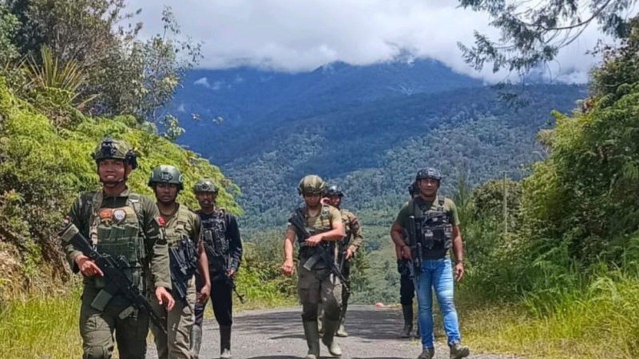 Satgas Operasi Damai Cartenz meningkatkan pengamanan di Kampung Bazemba, Intan Jaya, Papua Tengah, setelah insiden penembakan oleh OTK yang diduga anggota OPM, tanpa menimbulkan korban jiwa.