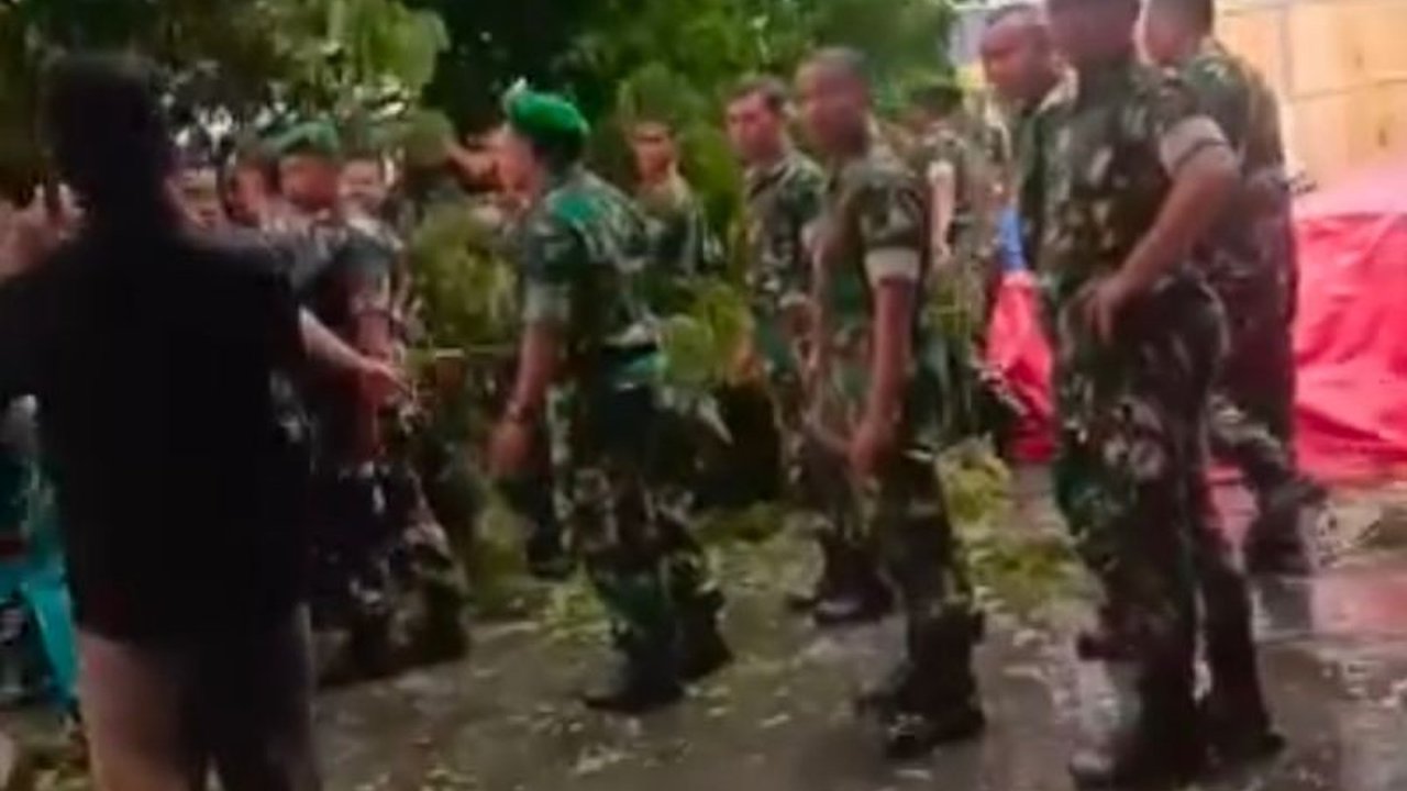 Hujan deras dan angin kencang di Karanganyar mengakibatkan pohon tumbang, menewaskan satu orang dan melukai tiga lainnya; BPBD imbau warga waspada.