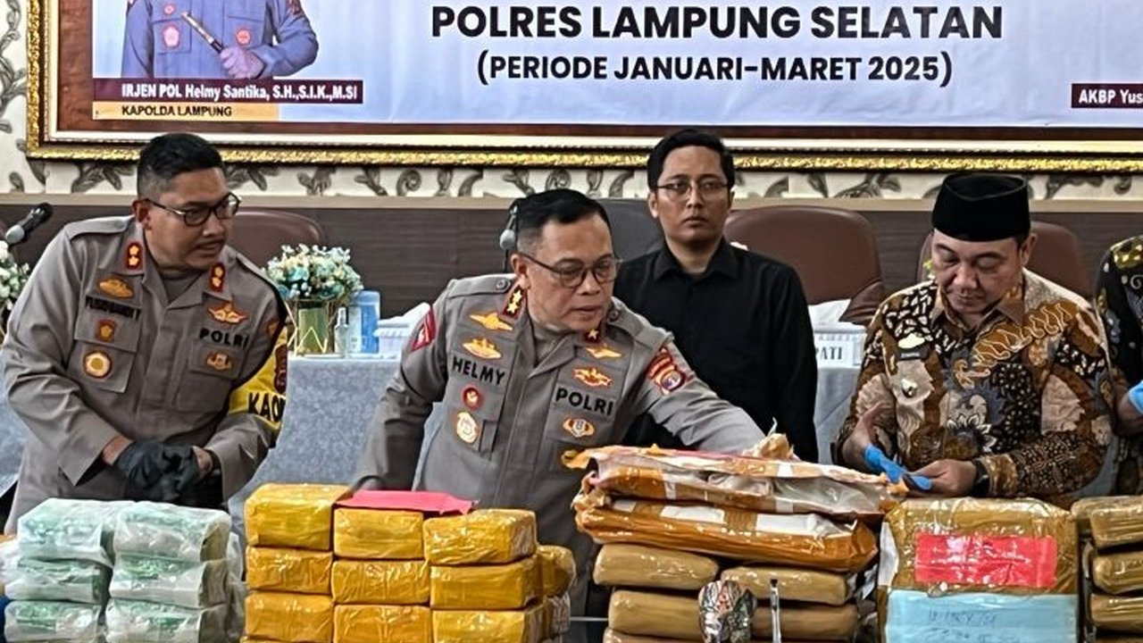 Polisi Lampung Selatan menggagalkan penyelundupan 12 kg sabu di Pelabuhan Bakauheni dan menangkap seorang WNA Malaysia yang diduga terkait jaringan Ferdy Pratama.