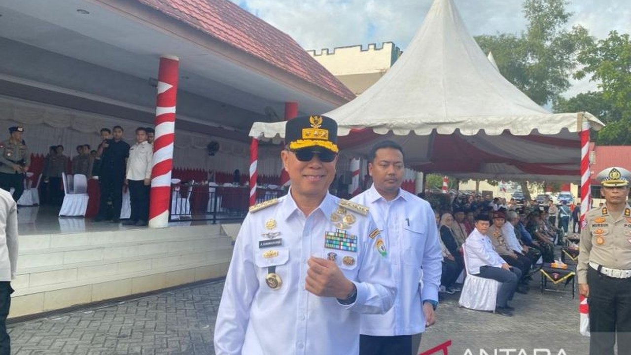 Gubernur Sulawesi Tenggara, Andi Sumangerukka, menyediakan angkutan mudik gratis melalui jalur darat dan laut untuk seluruh wilayah Sultra menjelang Lebaran 2025, guna memastikan masyarakat dapat pulang kampung dengan nyaman dan aman.