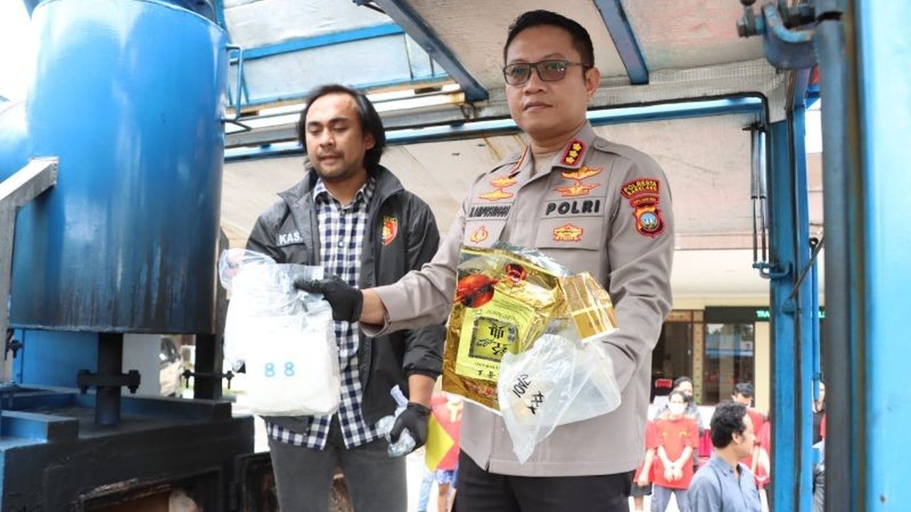 Polresta Barelang meningkatkan kewaspadaan terhadap modus baru penyelundupan narkoba di pelabuhan dan bandara selama libur Lebaran 2025, setelah mengungkap berbagai kasus dengan modus penyamaran di barang bawaan.