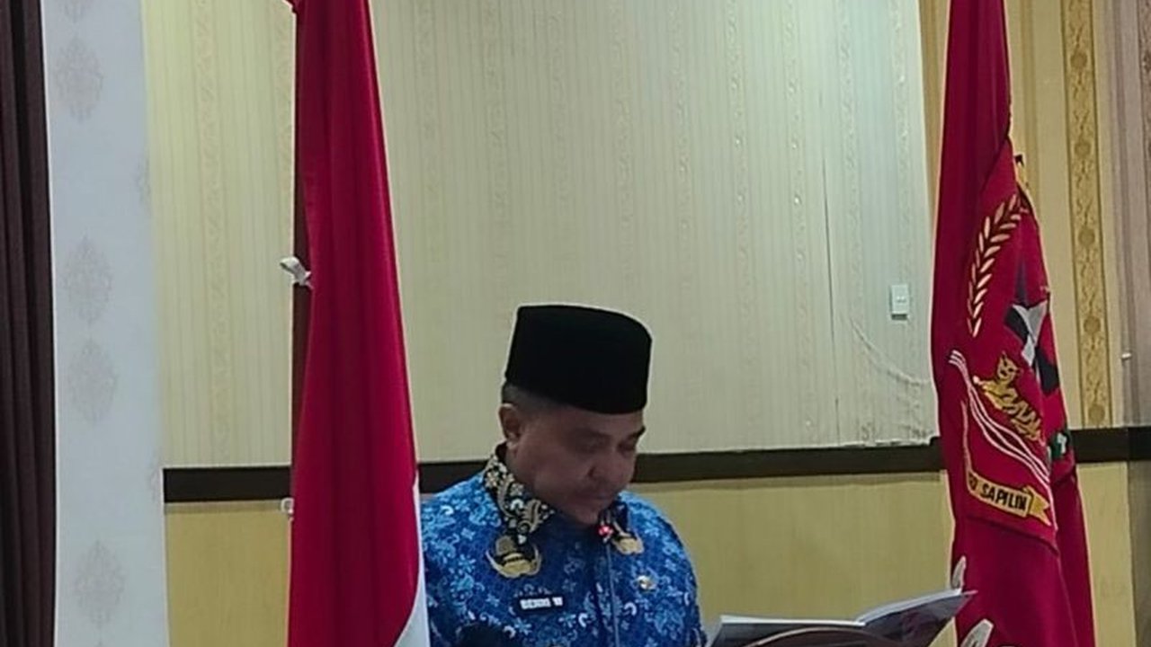 Kabupaten Agam alihkan budidaya ikan keramba jaring apung di Danau Maninjau ke perairan darat untuk mengurangi pencemaran dan mengembalikan keindahan danau serta sektor pariwisatanya.