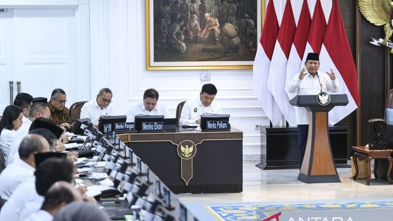 Presiden Prabowo Subianto mengumumkan pembangunan 200 sekolah rakyat berasrama pada 2025 untuk membantu anak-anak kurang mampu keluar dari lingkaran kemiskinan, dengan target minimal satu sekolah per kabupaten dalam lima tahun.