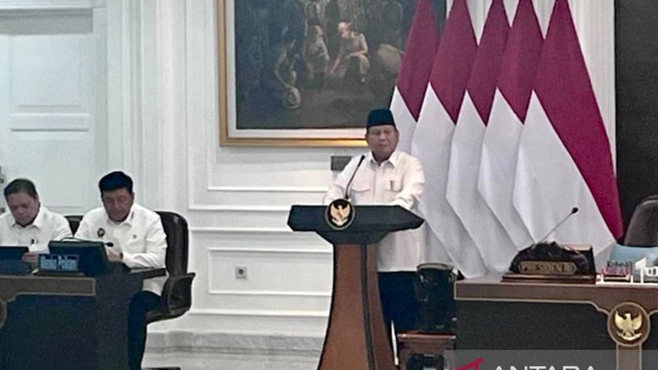 Presiden Prabowo Subianto memastikan ketersediaan pangan terkendali menjelang Lebaran 2025,  serta mengumumkan penurunan harga tiket pesawat dan tarif tol untuk meringankan beban masyarakat.