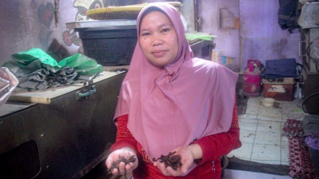 Lilis Suhartini, UMKM binaan Amartha, sukses raih omzet Rp100 juta per bulan dari usaha ternak cacing yang dimulai 13 tahun lalu, kini ia bahkan telah mampu memasarkan produknya secara online hingga luar Jawa.