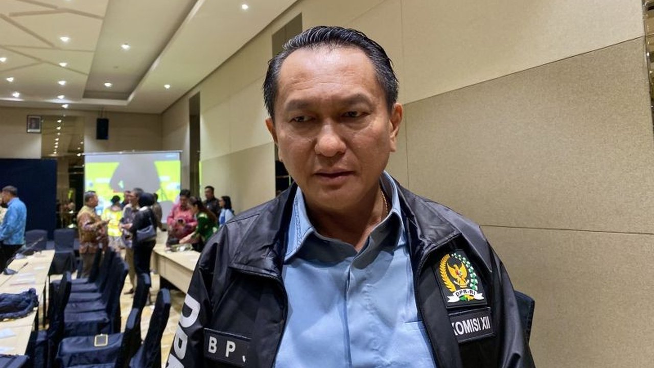 DPR RI Komisi XII ungkap potensi cadangan minyak hingga 400 juta barel di Blok Natuna Barat, mendorong pengembangan untuk kemandirian energi nasional.