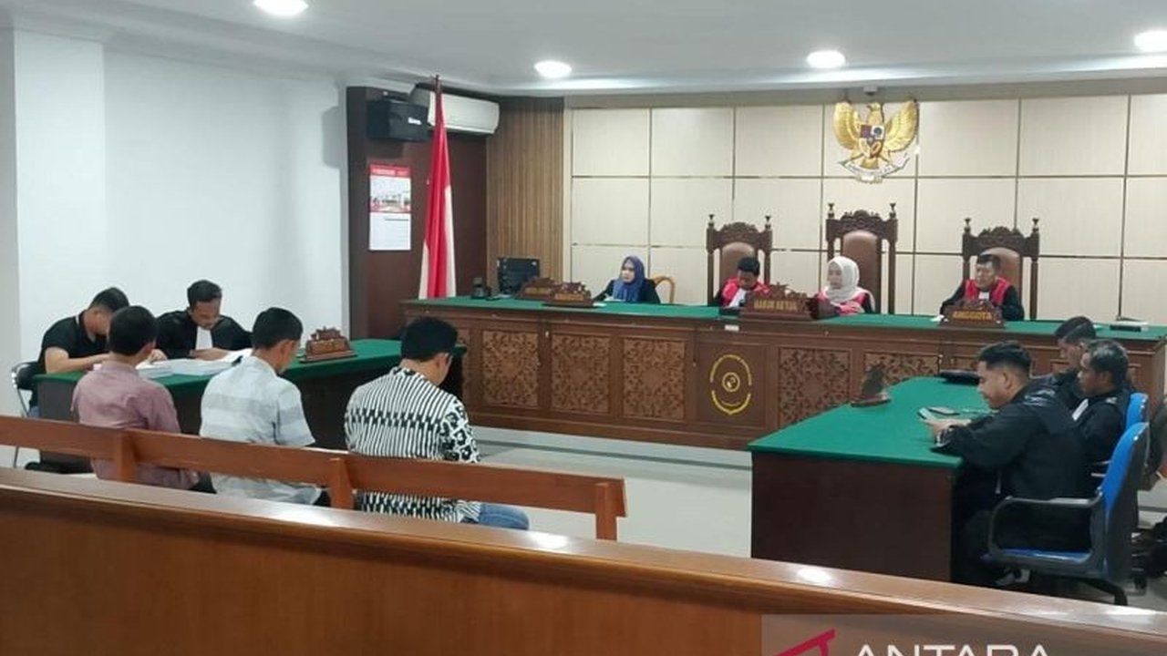 Tiga terdakwa korupsi pengadaan alat olahraga di Simeulue dituntut 1,5 tahun penjara dan denda Rp50 juta oleh Jaksa Penuntut Umum karena merugikan negara lebih dari Rp609 juta.