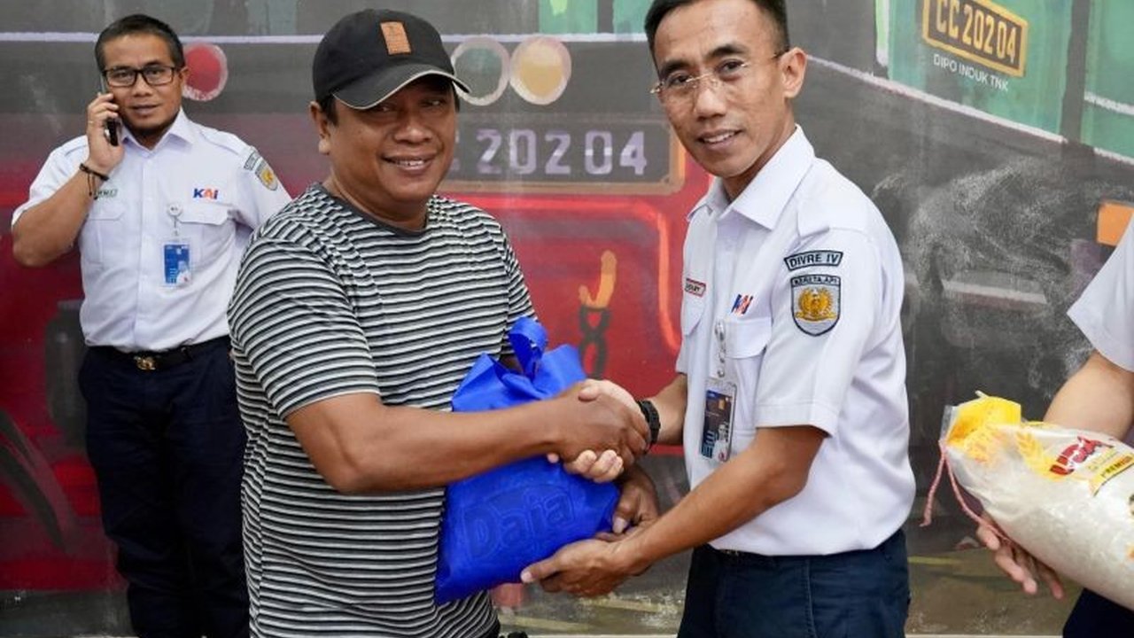 PT KAI Divre IV Tanjungkarang salurkan 355 paket sembako gratis kepada warga sekitar jalur kereta api di wilayah kerjanya selama Ramadhan sebagai bentuk apresiasi dan dukungan terhadap masyarakat.