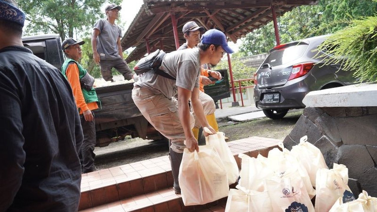 PTDI menggelar program mudik gratis ke Yogyakarta dan Solo serta distribusi 1000 paket sembako untuk masyarakat sekitar Bandung dalam rangka menyambut Lebaran 2025.