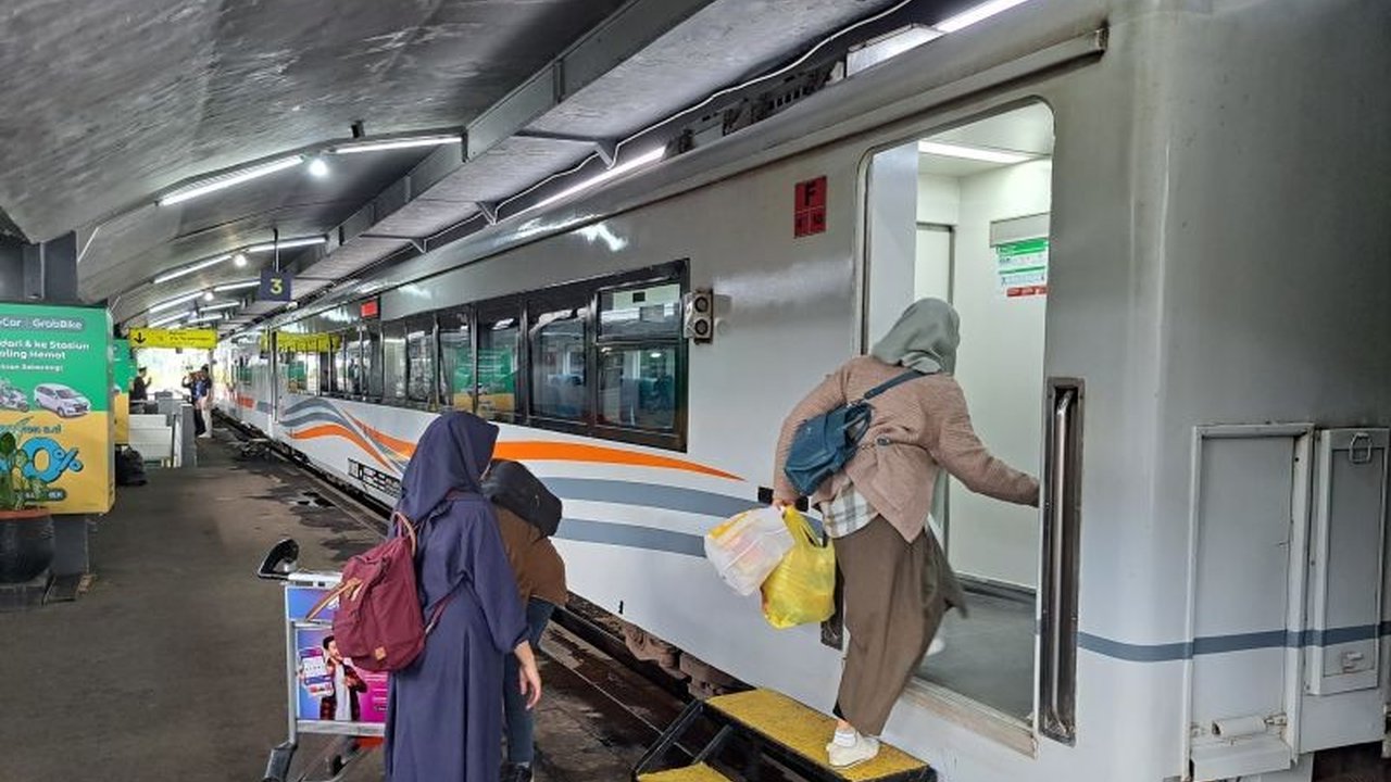 Lonjakan penumpang di Stasiun Malang pada awal Angkutan Lebaran 2025 mencapai 5.817 orang, didominasi tujuan Jember, Banyuwangi, dan Jakarta, dengan kereta api favorit seperti Tawangalun dan Jayabaya.