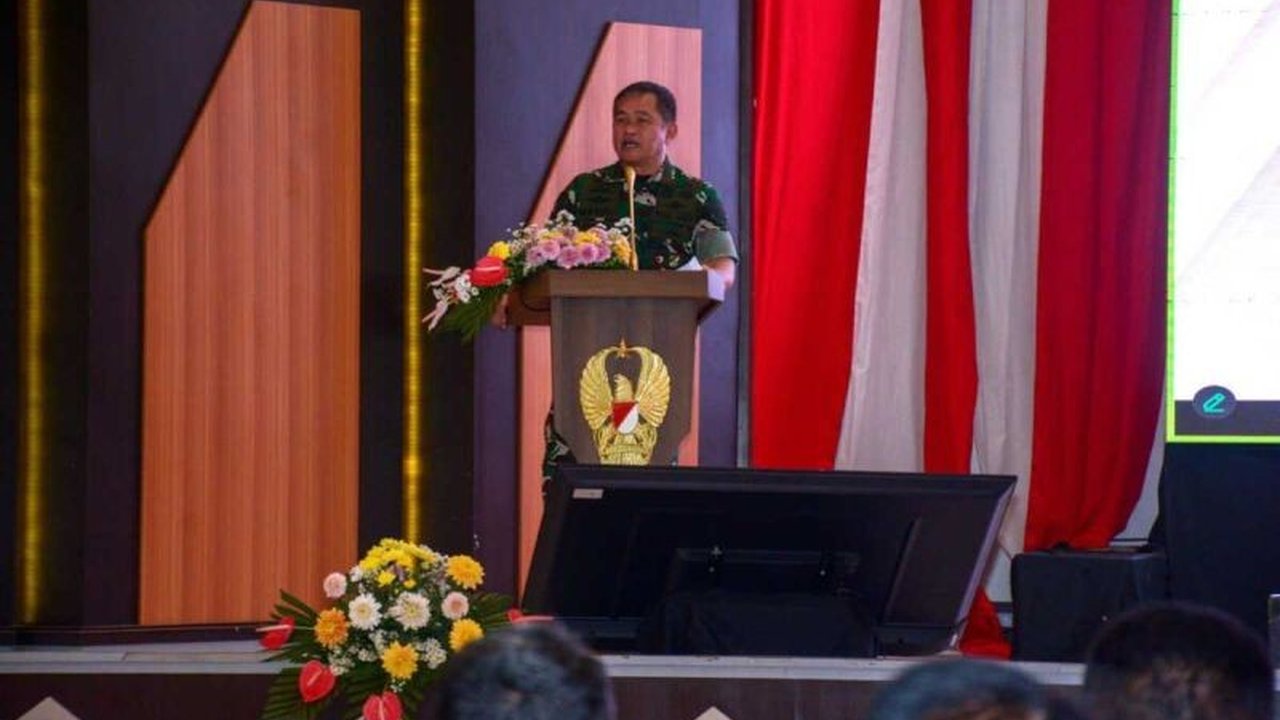 KSAD Jenderal TNI Maruli Simanjuntak dan Ketua Umum Persit Kartika Chandra Kirana mengunjungi Kodam XIII/Merdeka di Manado, memberikan pengarahan kepada prajurit tentang loyalitas, disiplin, dan profesionalisme.