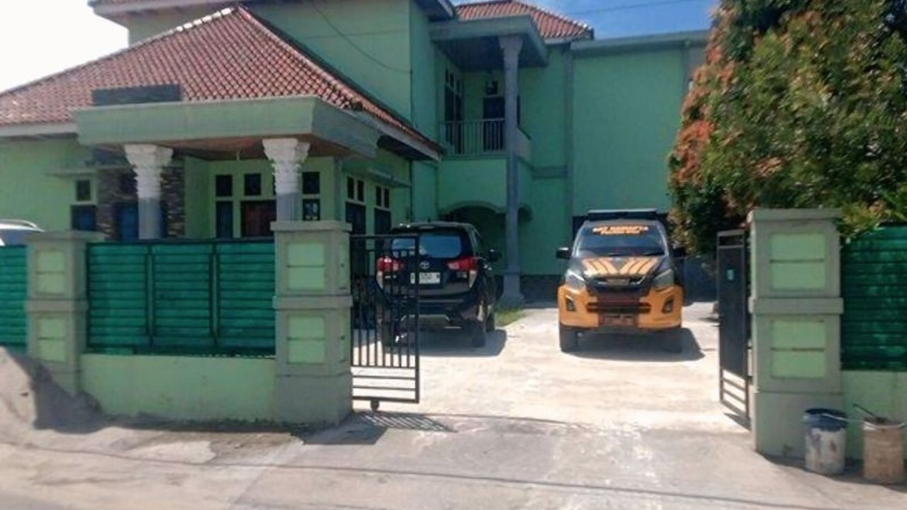 Tim KPK menggeledah rumah anggota DPRD OKU, FR, di Baturaja, Sumatera Selatan, terkait kasus dugaan suap proyek yang melibatkan pejabat daerah dan kontraktor, menyita satu koper diduga berisi dokumen penting.