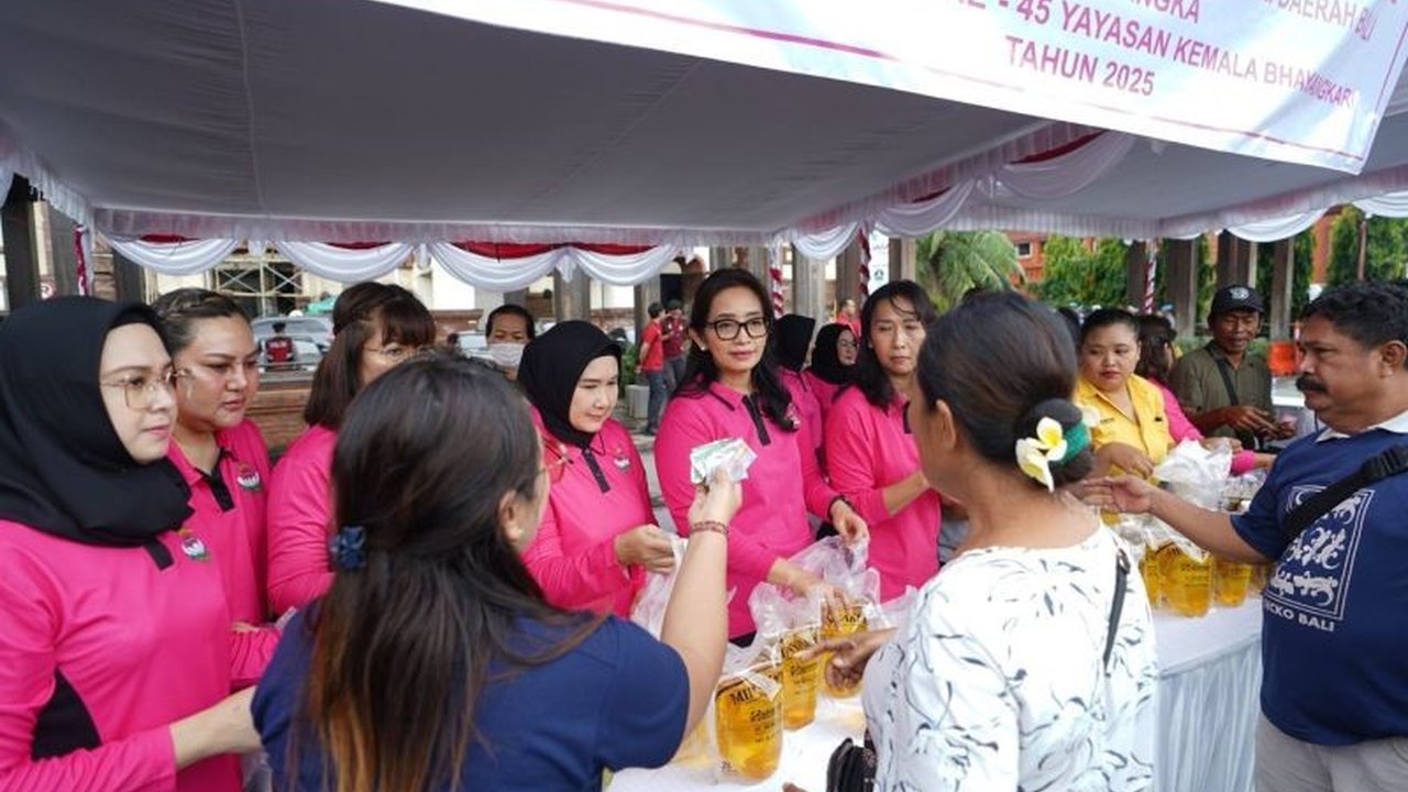 Polda Bali menggelar pasar murah jelang Nyepi dan Idul Fitri 1446 H di Pasar Badung, menawarkan berbagai kebutuhan pokok dengan harga terjangkau, seperti Minyakita Rp28.000/2 liter.