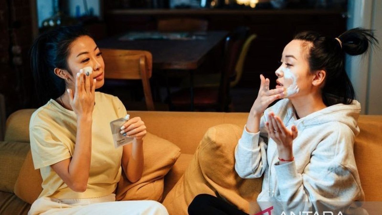 Spesialis dermatologi, dr. Dia Febrina Sp.DVE, bagikan 5 tips menjaga kulit tetap lembap dan cerah selama bulan Ramadhan, termasuk menjaga hidrasi, konsumsi makanan kaya kolagen, dan bijak memilih skincare.