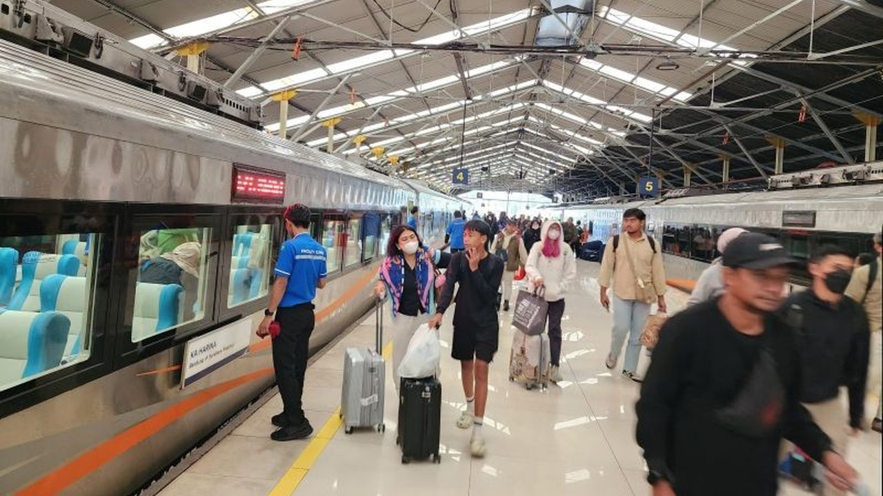 PT KAI Daop 2 Bandung memprediksi puncak arus mudik kereta api akan terjadi pada 28 Maret 2025 (H-3 Lebaran), dengan tiket keberangkatan ke arah timur hampir terjual habis.