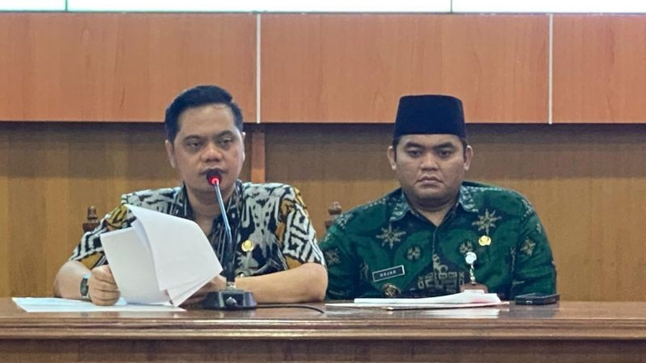 Pemerintah Kabupaten Jepara berkomitmen mengembangkan Karimunjawa dengan memberikan beasiswa kuliah bagi warga lokal untuk membangun SDM unggul di sektor pariwisata dan kelautan.