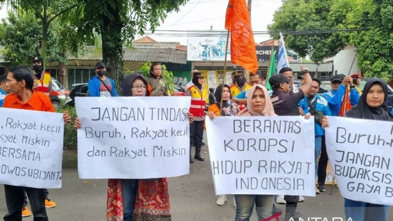 Konfederasi Serikat Pekerja Indonesia (KSPI) menggelar aksi demonstrasi di Solo menuntut pencairan THR dan pesangon eks karyawan Sritex yang dinilai belum menemui titik terang.