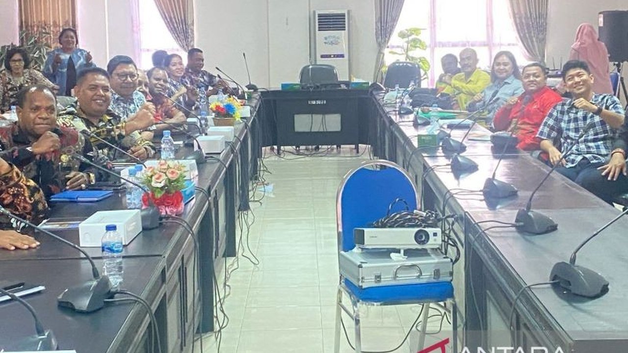 DPRK dan Pemkab Manokwari berkolaborasi untuk meningkatkan Pendapatan Asli Daerah (PAD) melalui berbagai strategi dan inovasi, menargetkan Rp153 miliar pada tahun 2025.