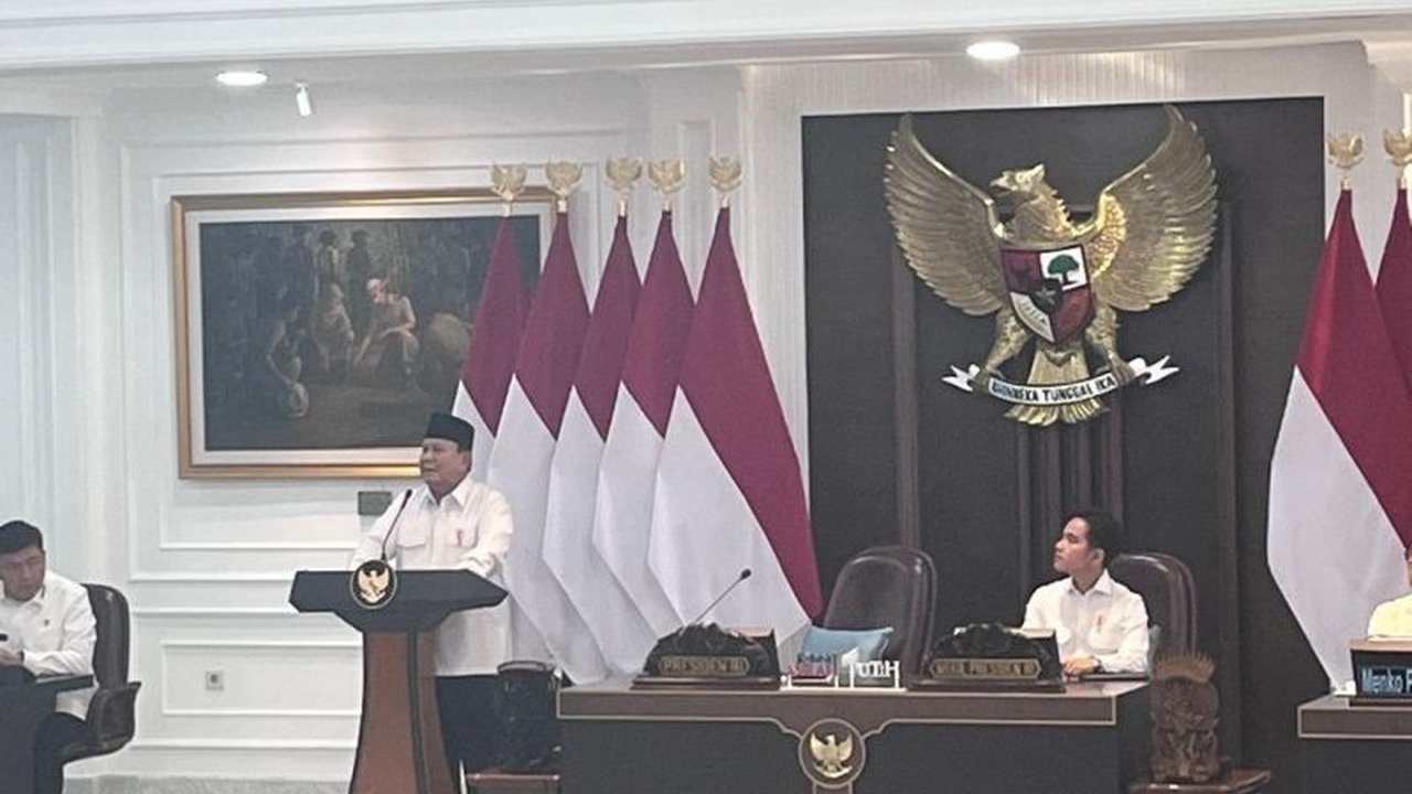 Presiden Prabowo Subianto menyinggung Menteri Maruarar dan Trenggono yang stres akibat penurunan IHSG, sementara Amran dan Rosan tampak tak terpengaruh.