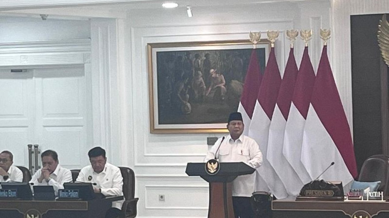 Presiden Prabowo Subianto memimpin Sidang Kabinet Paripurna, membahas kesiapan menghadapi Idul Fitri 1446 H, memastikan ketersediaan pangan, kelancaran mudik, dan berbagai program pemerintah.
