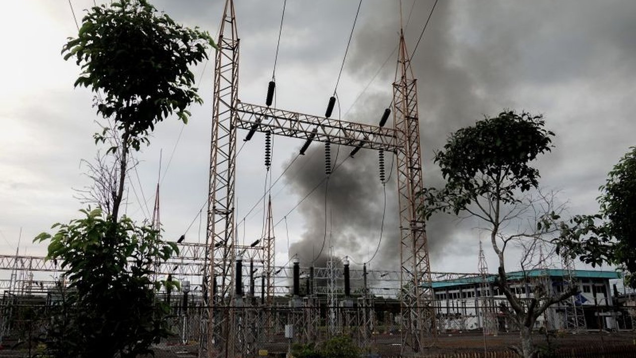 Pertamina bantah kebakaran kilang Cilacap, tegaskan kualitas Pertamax, IHSG melemah karena sentimen global, dan Kades siap bayar denda Rp48 miliar.