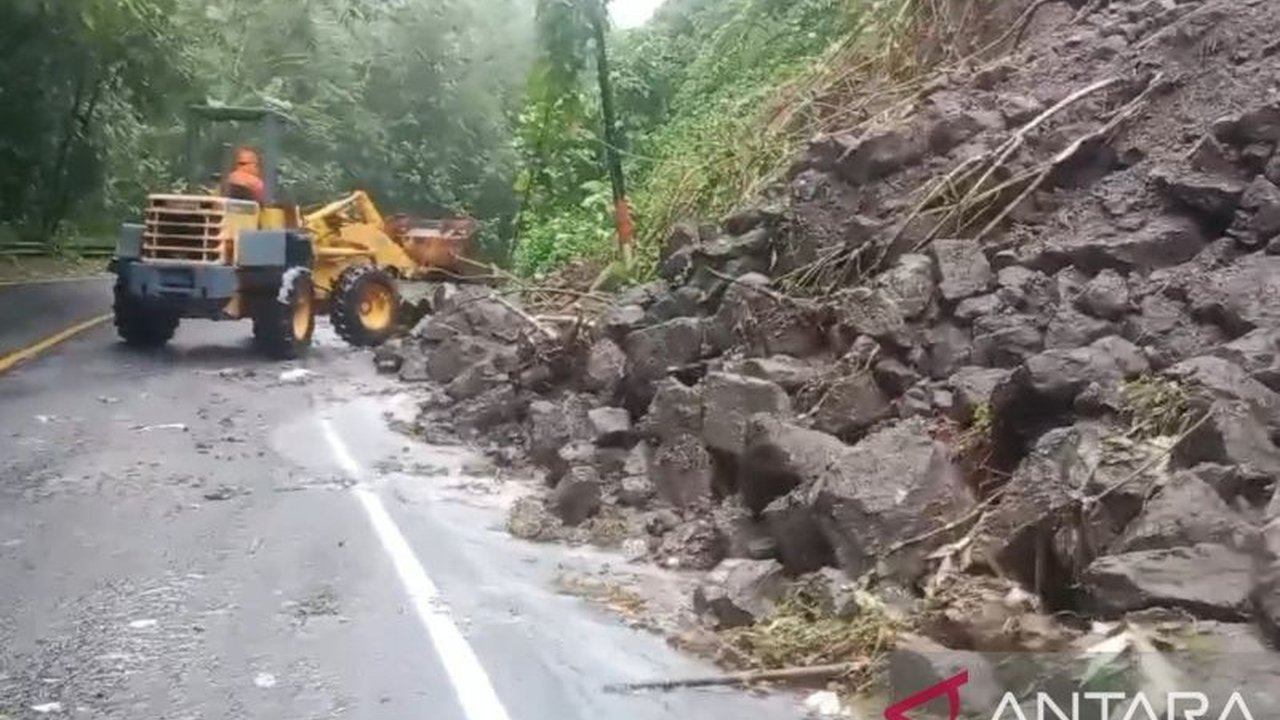 Balai Pelaksanaan Jalan Nasional (BPJN) Sulawesi Utara bekerja keras membersihkan material longsor di beberapa titik ruas jalan di Minahasa akibat hujan deras yang melanda wilayah tersebut, memastikan akses jalan tetap dapat dilalui.