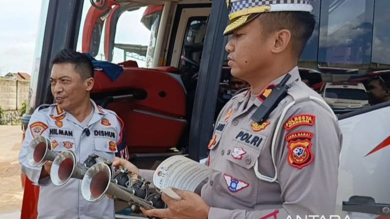 Polresta Cirebon dan Dishub gencar lakukan ramp check terhadap 157 bus di PO Bhinneka Talun dan Garuda Mas untuk memastikan keselamatan pemudik Lebaran 2025.