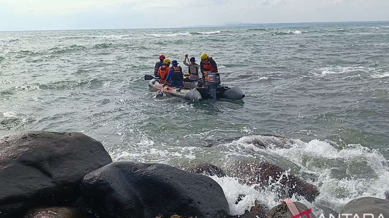 Tragedi di Pantai Titian Mutiara, Lampung Selatan, menewaskan tiga anak dan satu masih hilang terseret arus saat berenang; tujuh lainnya berhasil diselamatkan.