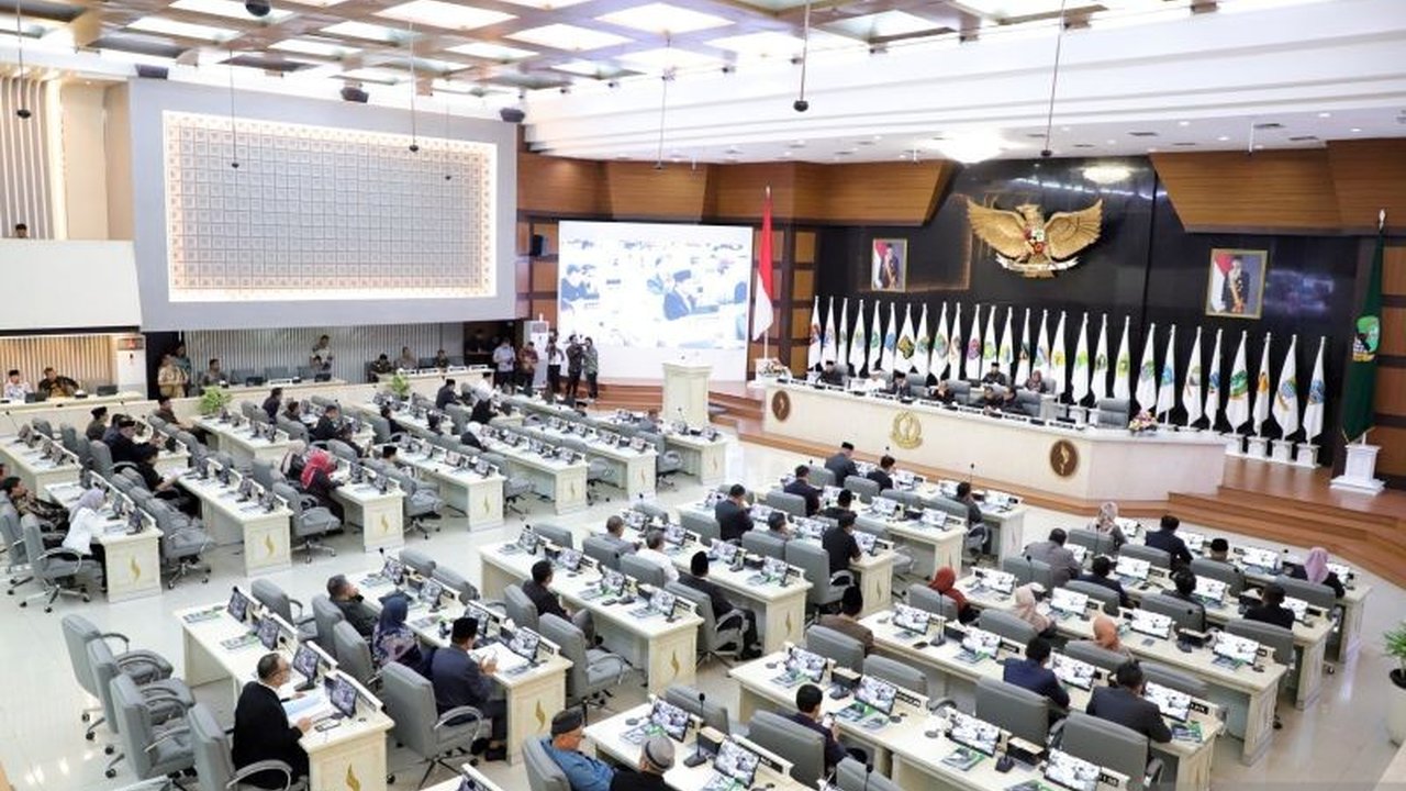 Gubernur Jawa Barat, Dedi Mulyadi, menyampaikan LKPJ 2024 yang menunjukkan kinerja baik, namun masih perlu peningkatan di beberapa sektor, termasuk dalam penanggulangan bencana alam.