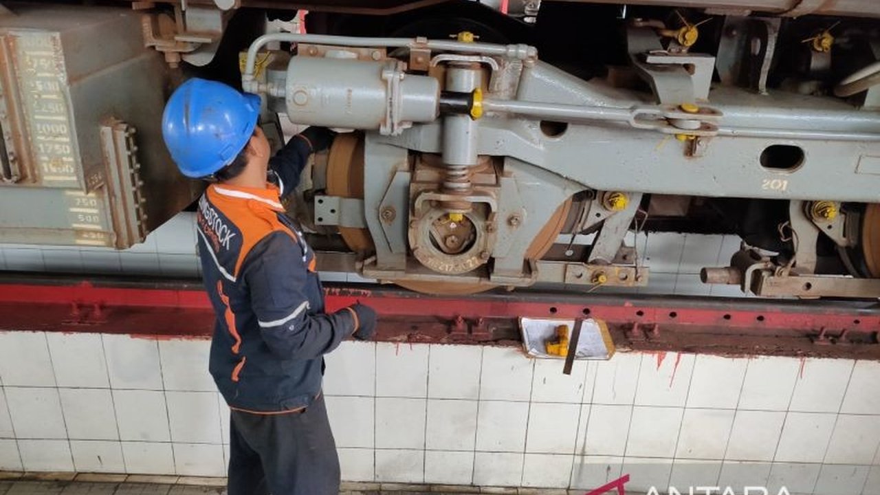 PT KAI Daop 3 Cirebon siagakan 641 petugas keamanan, kesehatan, dan pelayanan untuk memastikan kelancaran dan keamanan perjalanan mudik Lebaran 2025.