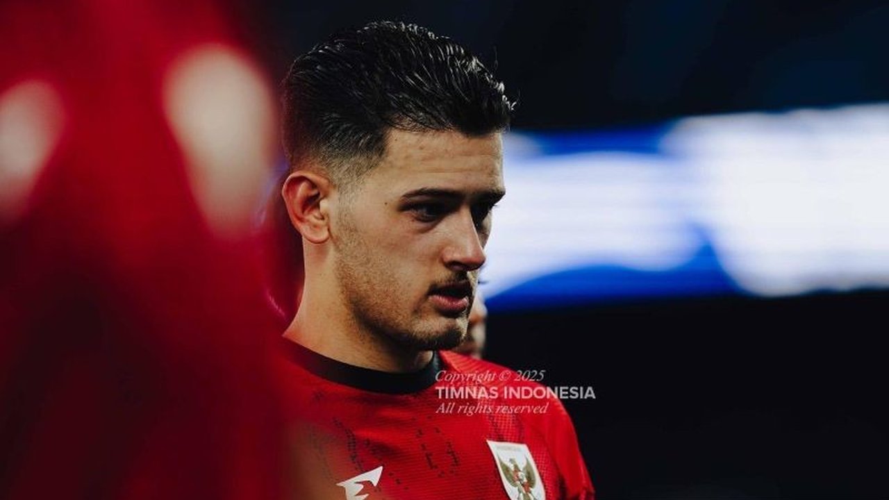 Bek Timnas Indonesia, Justin Hubner, antusias menatap laga melawan Bahrain di Stadion Utama Gelora Bung Karno, Jakarta, Selasa (25/3), setelah absen akibat akumulasi kartu kuning.