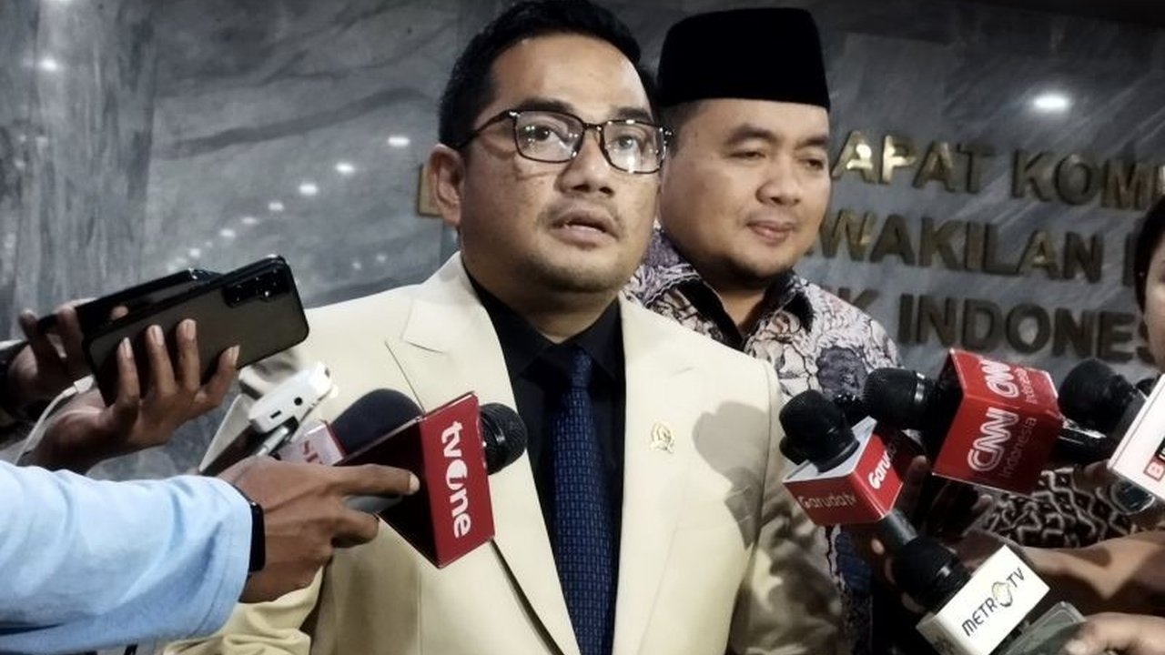 Mahkamah Konstitusi melarang caleg terpilih mundur untuk maju pilkada; Komisi II DPR RI akan revisi UU Pilkada dan UU Pemilu sebagai respons.