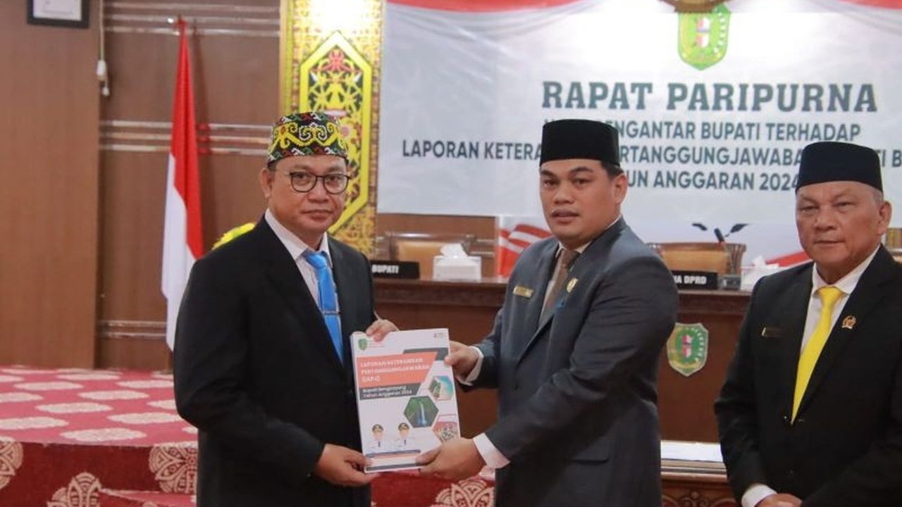 Bupati Bengkayang, Sebastianus Darwis, sampaikan sejumlah capaian positif tahun 2024, termasuk opini WTP, peringkat tertinggi SPM Kalbar, dan Desa Wisata Jagoi Babang sebagai Desa Wisata Terfavorit ADWI 2024.
