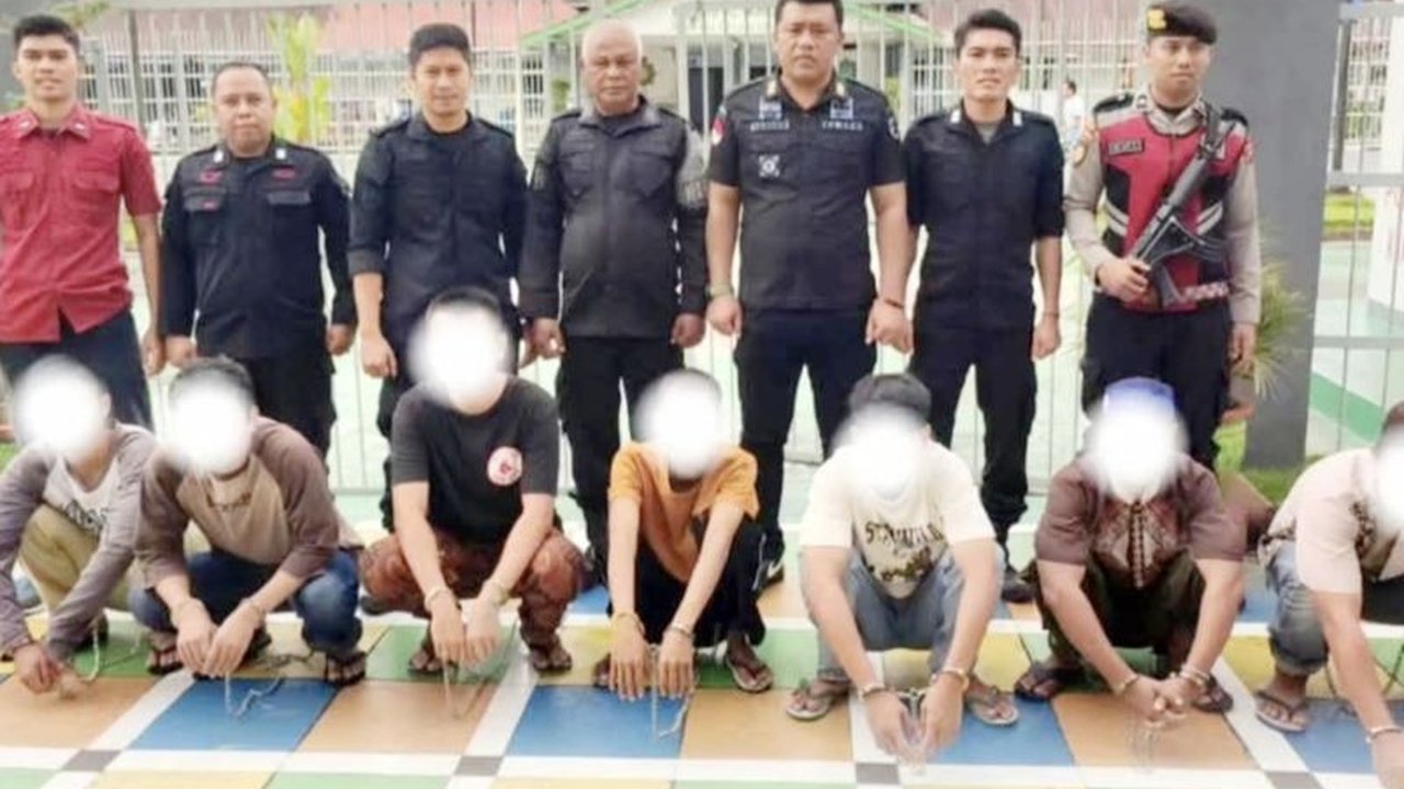 Tujuh warga binaan Rutan Lubuk Sikaping dipindahkan ke Lapas Padang untuk mengurangi jumlah penghuni yang melebihi kapasitas, termasuk dua narapidana hukuman seumur hidup.