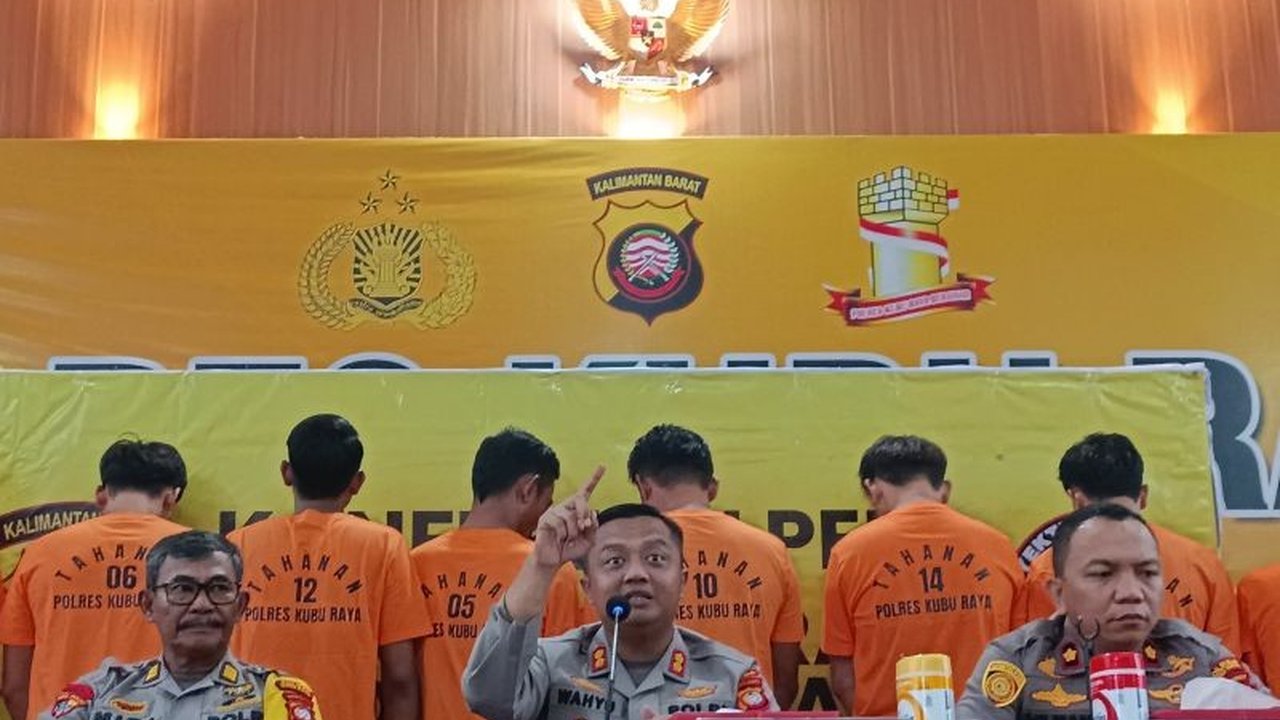 Dua kurir narkoba ditangkap di Bandara Supadio, Kubu Raya, Kalimantan Barat, dengan barang bukti 997,49 gram sabu yang disembunyikan di dalam sandal mereka.