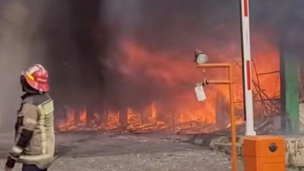 Api melalap ratusan kios di Pasar Jumaah Purwakarta pada Jumat pagi, mengharuskan 12 mobil pemadam kebakaran dikerahkan untuk memadamkan si jago merah.