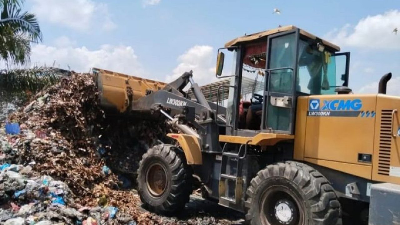 Pemkab Serdang Bedagai, Sumatera Utara, berupaya mengatasi masalah sampah dengan menyusun program pengelolaan sampah terpadu, termasuk edukasi masyarakat dan pengembangan teknologi.