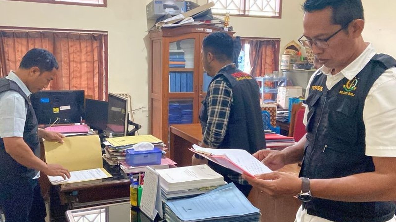 Kejaksaan Tinggi Bali menggeledah kantor DPMPTSP dan PUPR Buleleng setelah Kepala Dinas ditetapkan sebagai tersangka kasus dugaan pemerasan Rp2 miliar dari pengembang rumah subsidi.