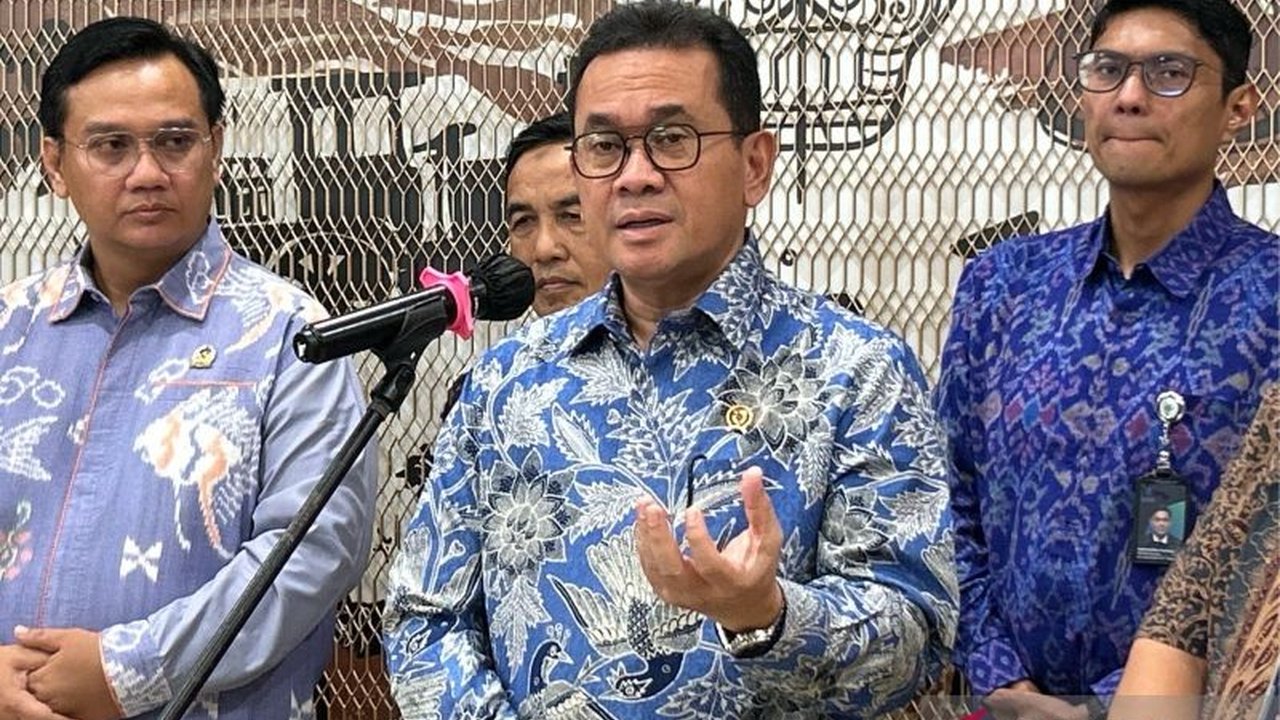 Menteri Perdagangan (Mendag) Budi Santoso mengungkapkan peningkatan permintaan ekspor sebagai penyebab utama kenaikan harga kelapa bulat di pasaran menjelang Lebaran 2025.