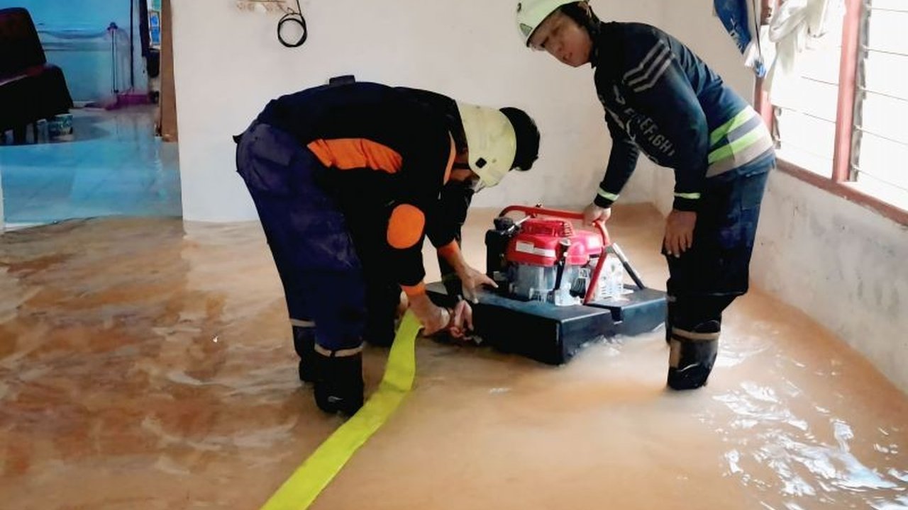 Hujan deras di Bintan menyebabkan banjir yang merendam rumah warga di Kampung Jeruk, Tanjunguban Utara; Damkar Tanjunguban membantu menyedot air dan mengevakuasi warga.