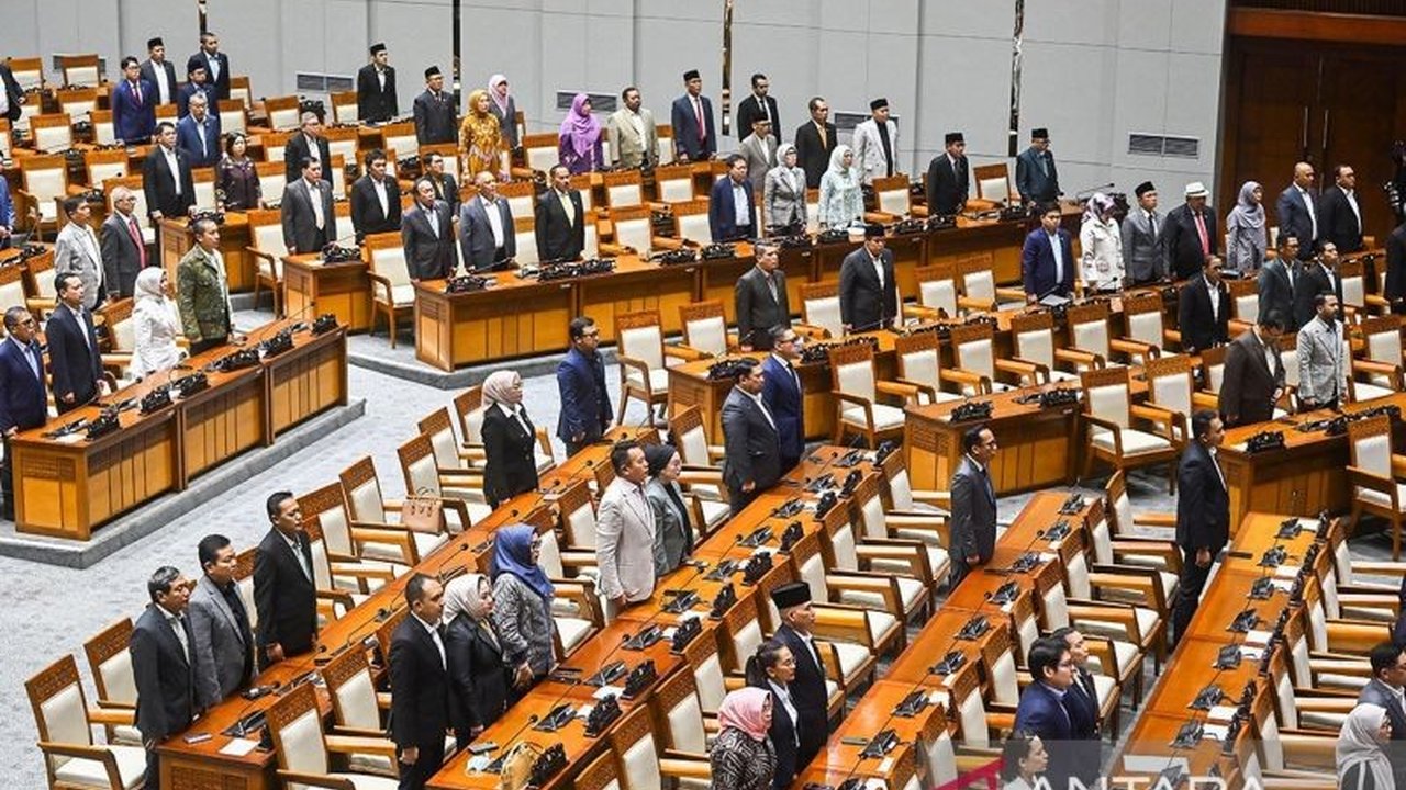 Revisi UU TNI memicu perdebatan, dinilai sebagai legitimasi perluasan peran militer di sektor sipil, namun DPR menekankan pentingnya reformasi TNI untuk profesionalisme.