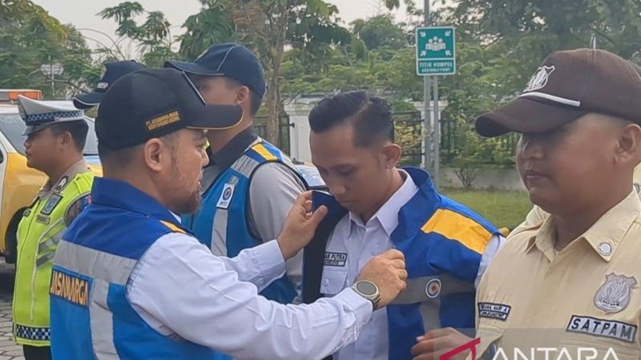 PT Jasa Marga Ngawi Kertosono Kediri (JNK) menambah gardu tol di Madiun dan Nganjuk untuk mengantisipasi lonjakan kendaraan selama libur Lebaran 2025, dengan penambahan petugas dan rambu di titik rawan kecelakaan.