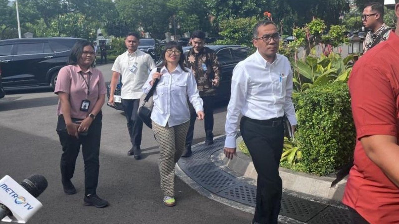 Sidang Kabinet Paripurna digelar di Istana Kepresidenan, membahas persiapan menjelang Lebaran dan dihadiri oleh Presiden Prabowo Subianto serta sejumlah menteri dan wakil menteri.