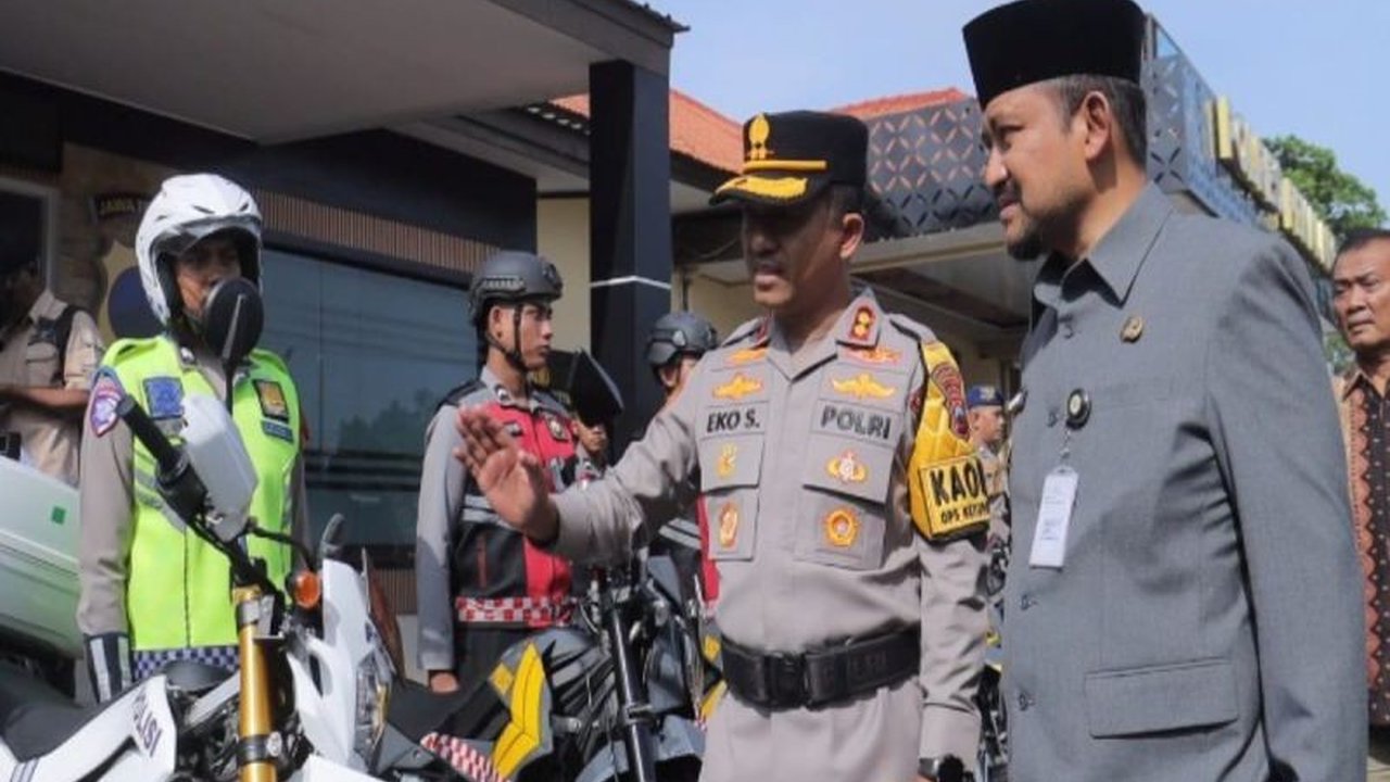 Polres Pemalang gelar pasukan Operasi Ketupat Candi 2025, siapkan pos pengamanan dan pelayanan untuk mengamankan arus mudik Lebaran 2025 dengan 320 personel dan ratusan anggota gabungan.