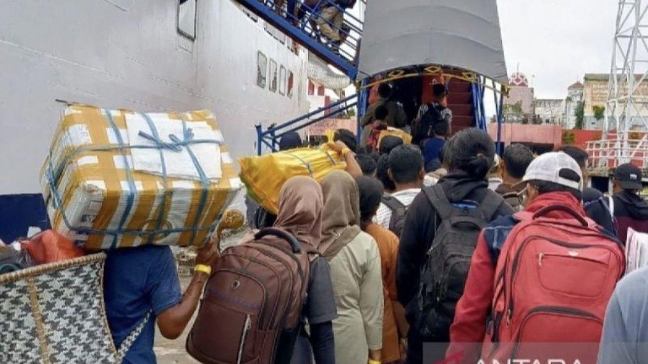 Sebanyak 1.146 pemudik meninggalkan Sampit menuju Semarang dan Surabaya pada hari pertama angkutan Lebaran 2025, dengan lonjakan penumpang yang diprediksi tidak signifikan.