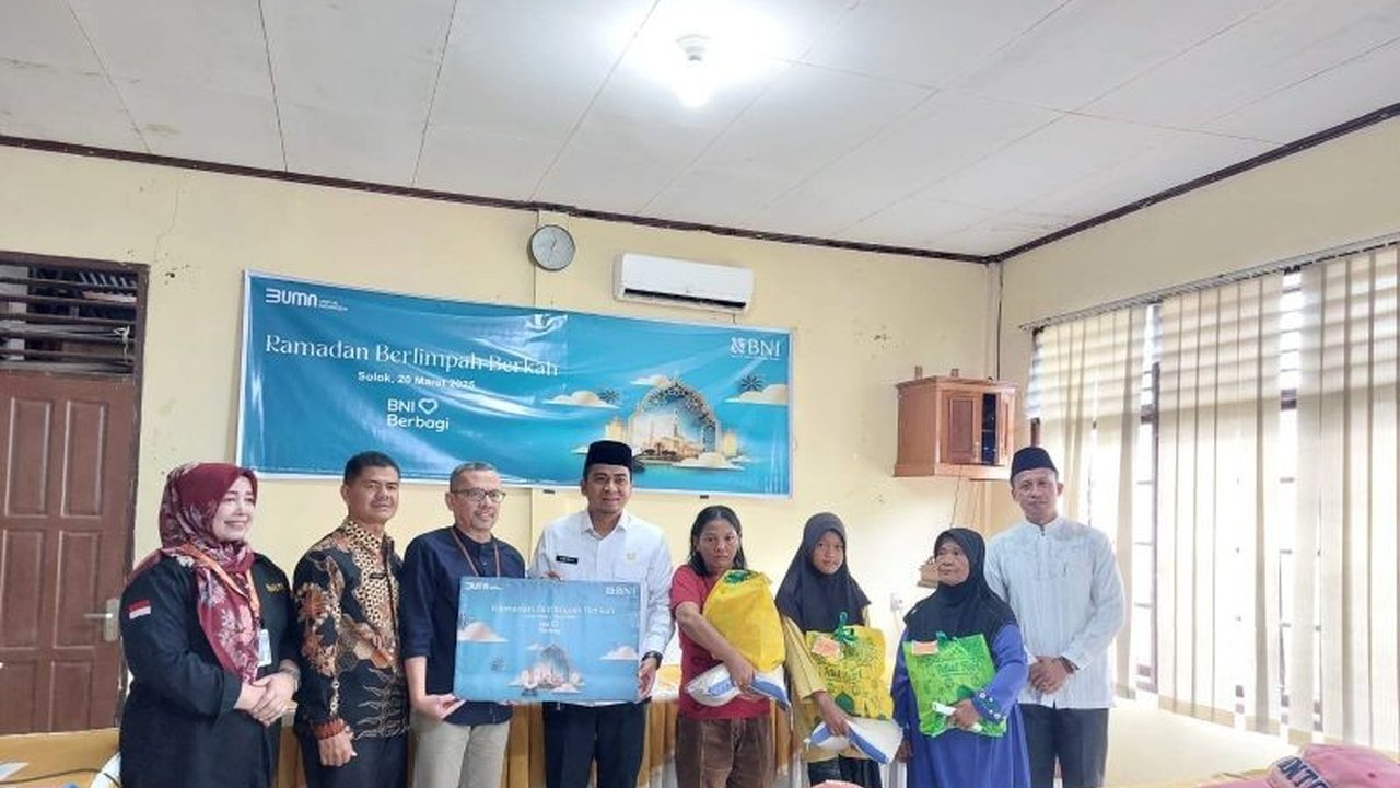 Dinas Sosial Kota Solok dan BNI Cabang Solok berkolaborasi membagikan 80 paket sembako senilai Rp210.000 kepada warga di 13 kelurahan, sebagai wujud kepedulian di bulan Ramadan.