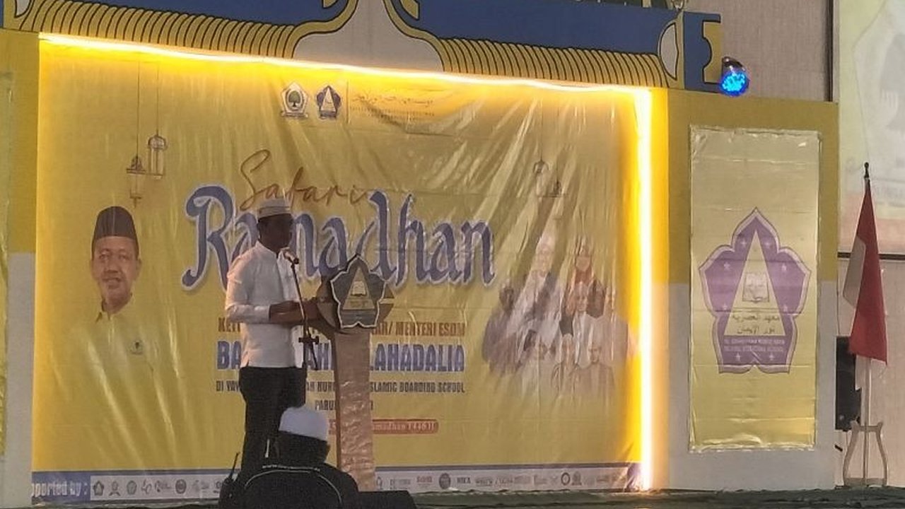 Menteri ESDM, Bahlil Lahadalia, memotivasi santri Pondok Pesantren Al Ashriyyah Nurul Iman, Bogor, dengan kisah hidupnya yang inspiratif, menekankan bahwa kesuksesan dapat diraih siapa pun, bukan hanya anak pejabat.