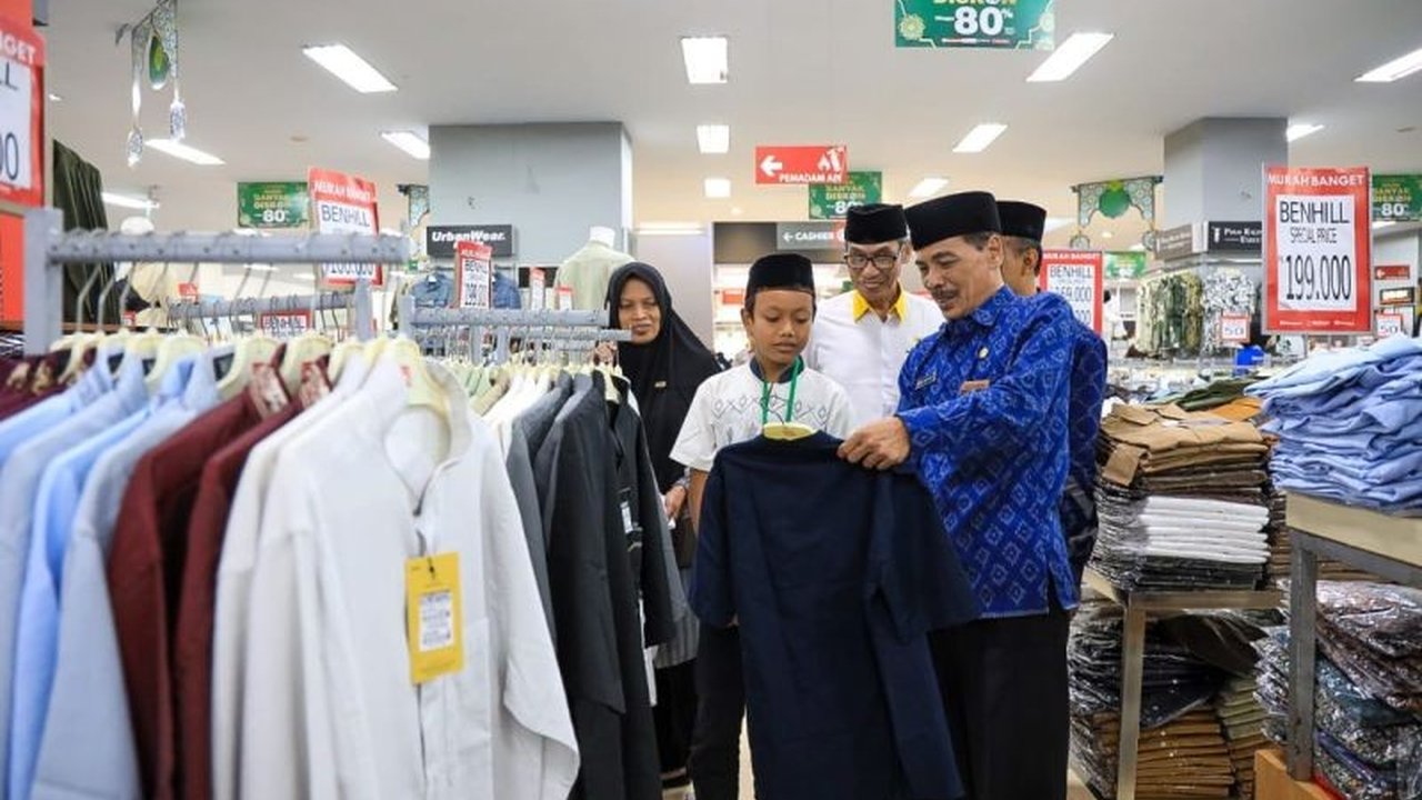 Pemerintah Kota Kediri dan Baznas Kota Kediri mengajak 33 anak yatim piatu berbelanja baju Lebaran dan memberikan santunan untuk kebutuhan sekolah, menciptakan momen bahagia di bulan Ramadhan.